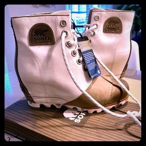 SOREL waterproof wedge booties /size 7